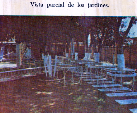 Partiell bild av hotellets trädgårdar, La Poza del Bato, S:ta Korset, 1973 (broschyr)